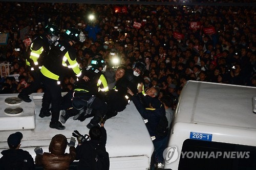 광화문 집회서 경찰관 폭행한 40대 검거…집회 첫 연행자 | 인스티즈