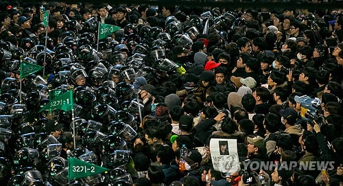 광화문 집회서 경찰관 폭행한 40대 검거…집회 첫 연행자 | 인스티즈