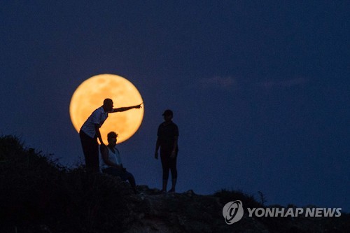 왕궁·고성 위로, 로켓 너머로 두둥실…지구촌에 뜬 슈퍼문