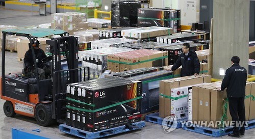 특송물류센터 가득한 해외직구 TV