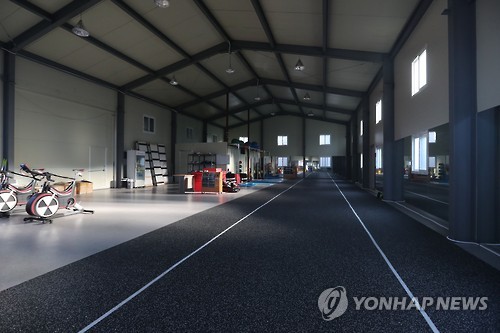 간판없는 창고 건물에 빙상 연습장?