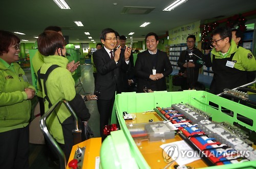 박수로 격려해주는 황총리