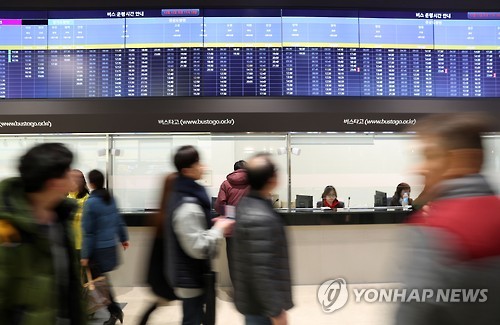 버스표 사는 승객들