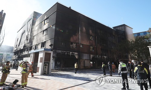 불에 탄 초등학교 급식실 건물