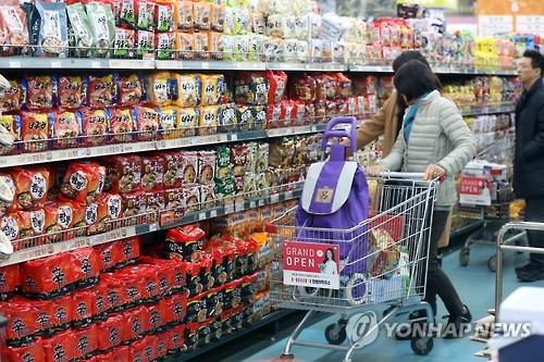 가격인상 소식에 붐비는 라면코너