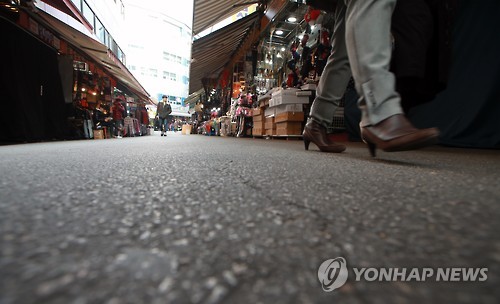 월 100만원도 안쓰는 가구비율 7년만에 최대…소비위축 심각