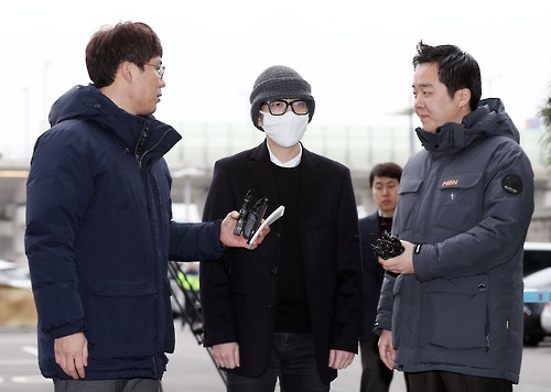 경찰에 출석한 대한항공 기내 난동 피의자 사진 | 인스티즈