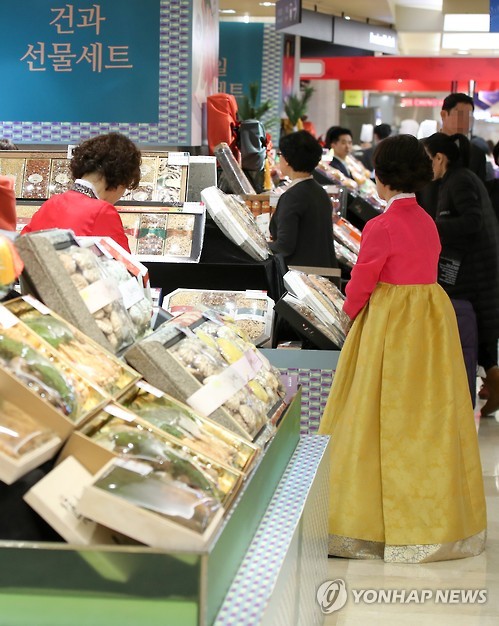 아직은 한산한 설 선물세트 코너