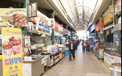 닭고기는 불안하대요…AI 영향 닭강정 거리 찬바람