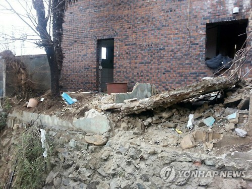 부산에서 철거현장 붕괴사고…1명 깔려 의식불명