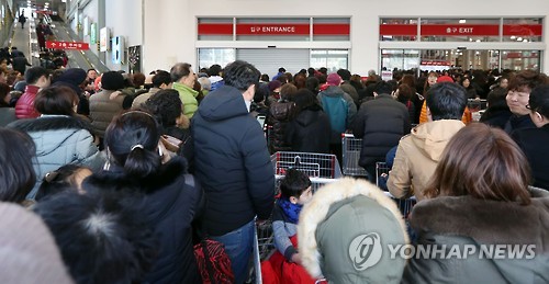 인산인해…출입문 닫은 코스트코 송도점