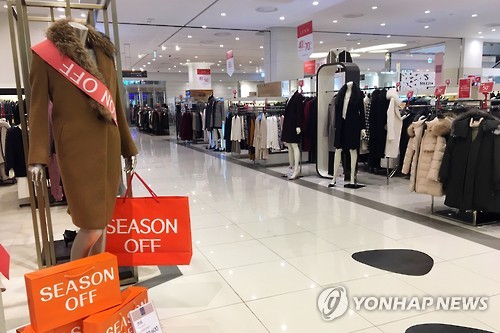 겨울 세일에도 한산한 아웃렛 여성의류 매장