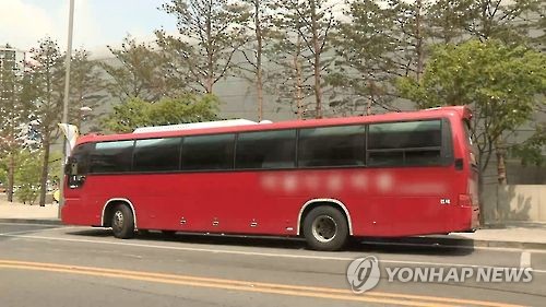 졸음 쉼터 진입 관광버스 가드레일 충돌…10명 다쳐