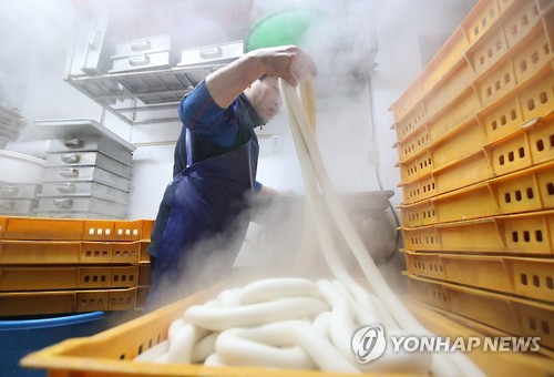 김이 모락모락…설 앞두고 분주한 떡집