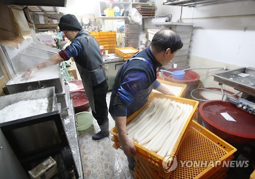 김이 모락모락…설 앞두고 분주한 떡집