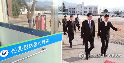 신촌정보통신학교 방문하는 이준식 부총리