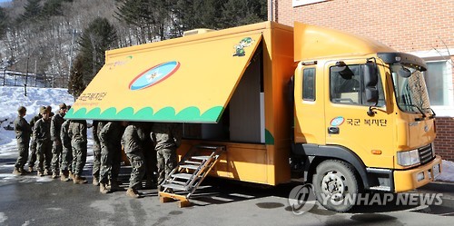 황금마차 앞의 미 해병대원들