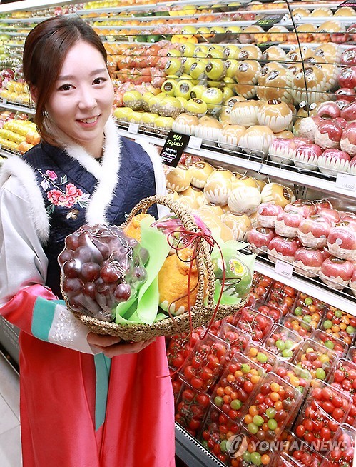 현대백화점에서 신선한 과일 골라 담아 가세요~!