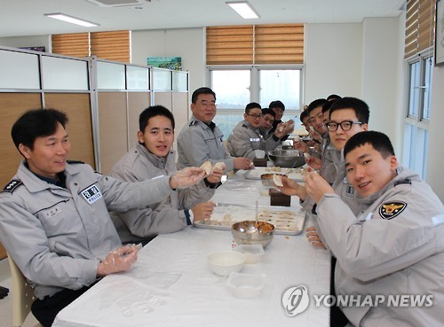 만두 빚으며 향수 달래는 의경