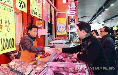 설 대목 전통시장서 물건 파는 권선택 대전시장