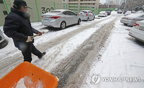 도심 아파트 제설작업