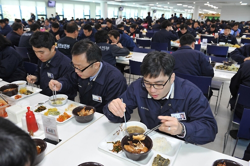 [카메라뉴스] AI 농가 돕기…현대차 울산공장 식당서 닭고기 소비