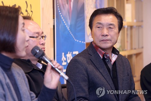 협동조합 관계자 이야기 듣는 손학규