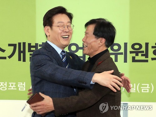 이재명, 전세버스협동조합 포옹
