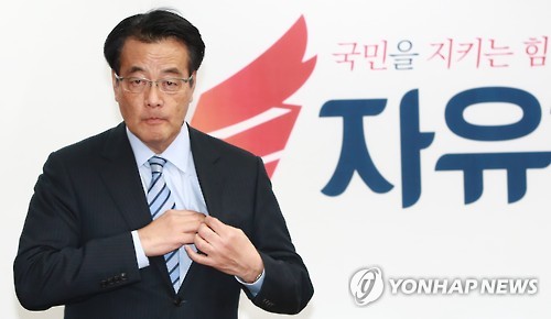 자리 향하는 오카다 카츠야 전 대표