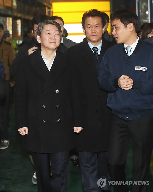 공장 둘러보는 안철수