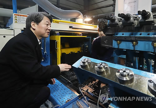 공장 둘러보는 안철수