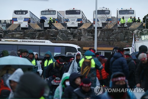 현대중 주주총회장 둘러싼 경찰
