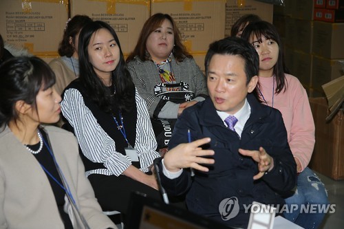 여성 근로자와 대화하는 남경필