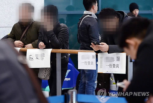 관광객 기다리는 관광 가이드들