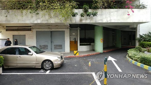 김정남 가족 거처 추정지역 순찰하는 경찰관