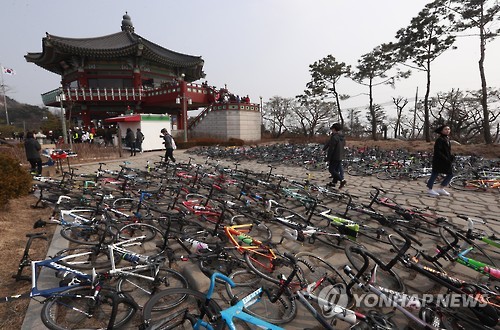 자전거밭으로 변한 팔각정휴게소