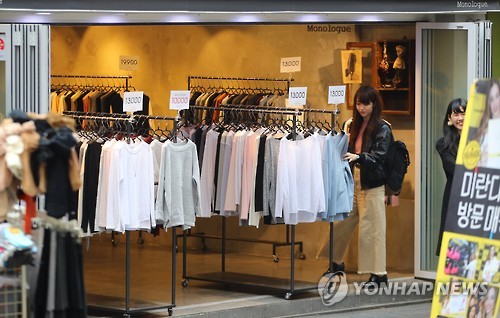 활짝 열린 봄옷 매장