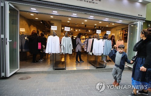 활짝 열린 봄옷가게