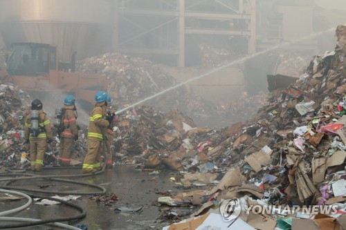 안산 제지공장 야적장서 불…16시간여 만에 진화(종합)