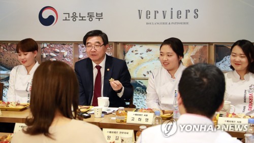 청년 파티시에들과 간담회 하는 이기권 장관