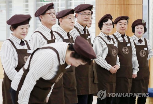 신입사원 마음으로… 인사하는 실버직원들