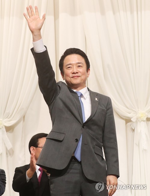 인사하는 남경필