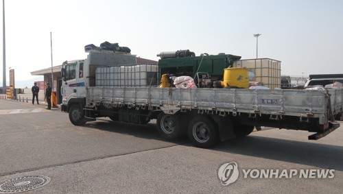 목포신항 들어가는 세월호 내부청소차량