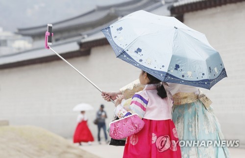 비 내리는 날, 한복과 우산의 만남