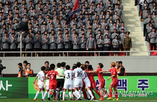 남북 여자축구 '신경전'