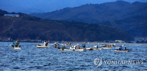 저도어장 개방…출어 기다리는 어선