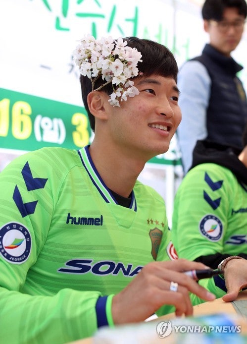 머리에 꽃 꽂은 남자.jpg | 인스티즈