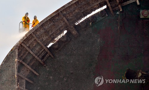 세척 작업하는 작업자들