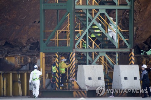 우현으로 향하는 관계자들