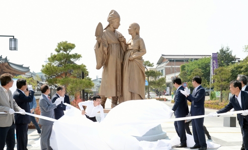 [카메라뉴스] 광한루원에 세워진 이 도령과 춘향 동상